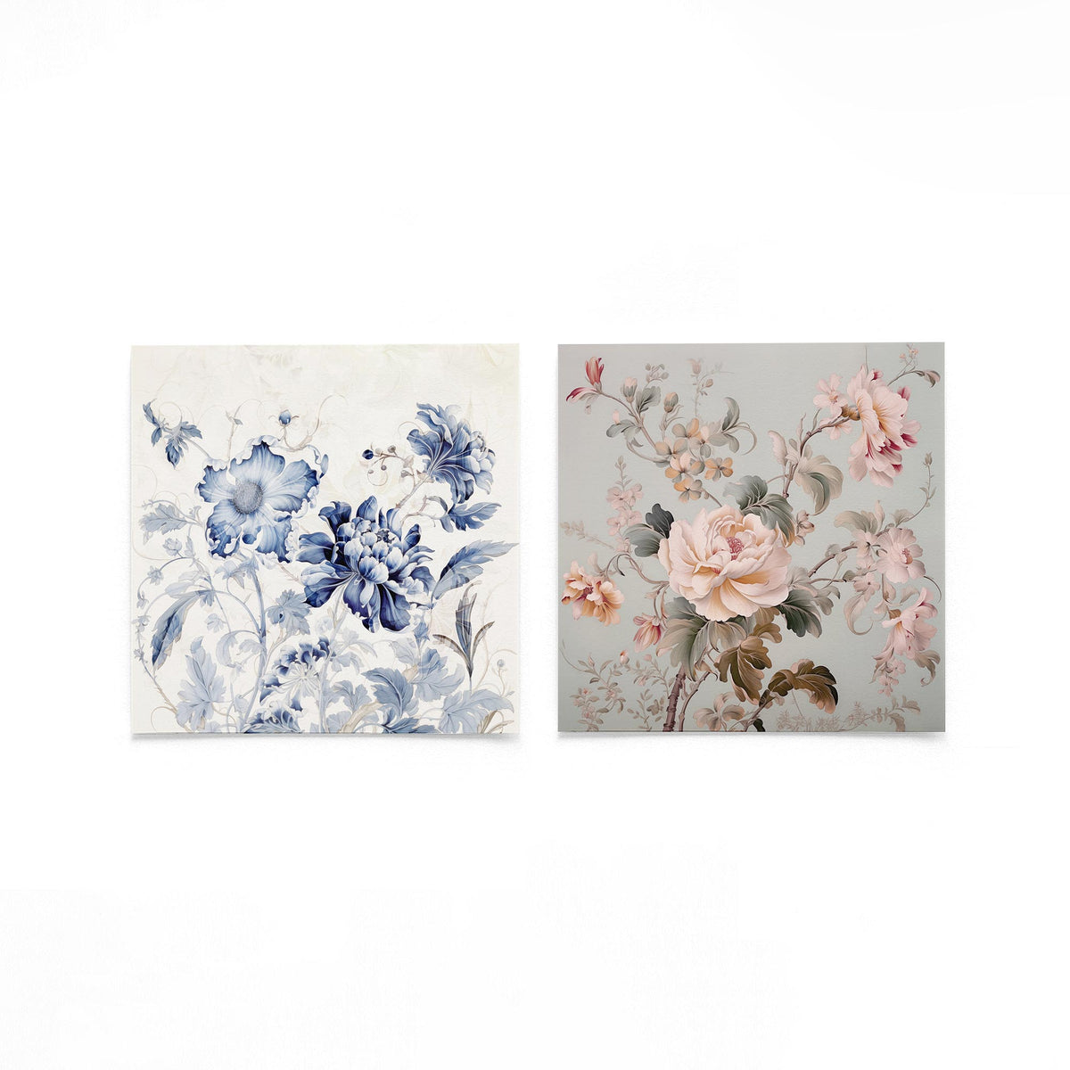 Twee vierkante posters met blauwe en roze bloemen op een gebroken witte achtergrond
