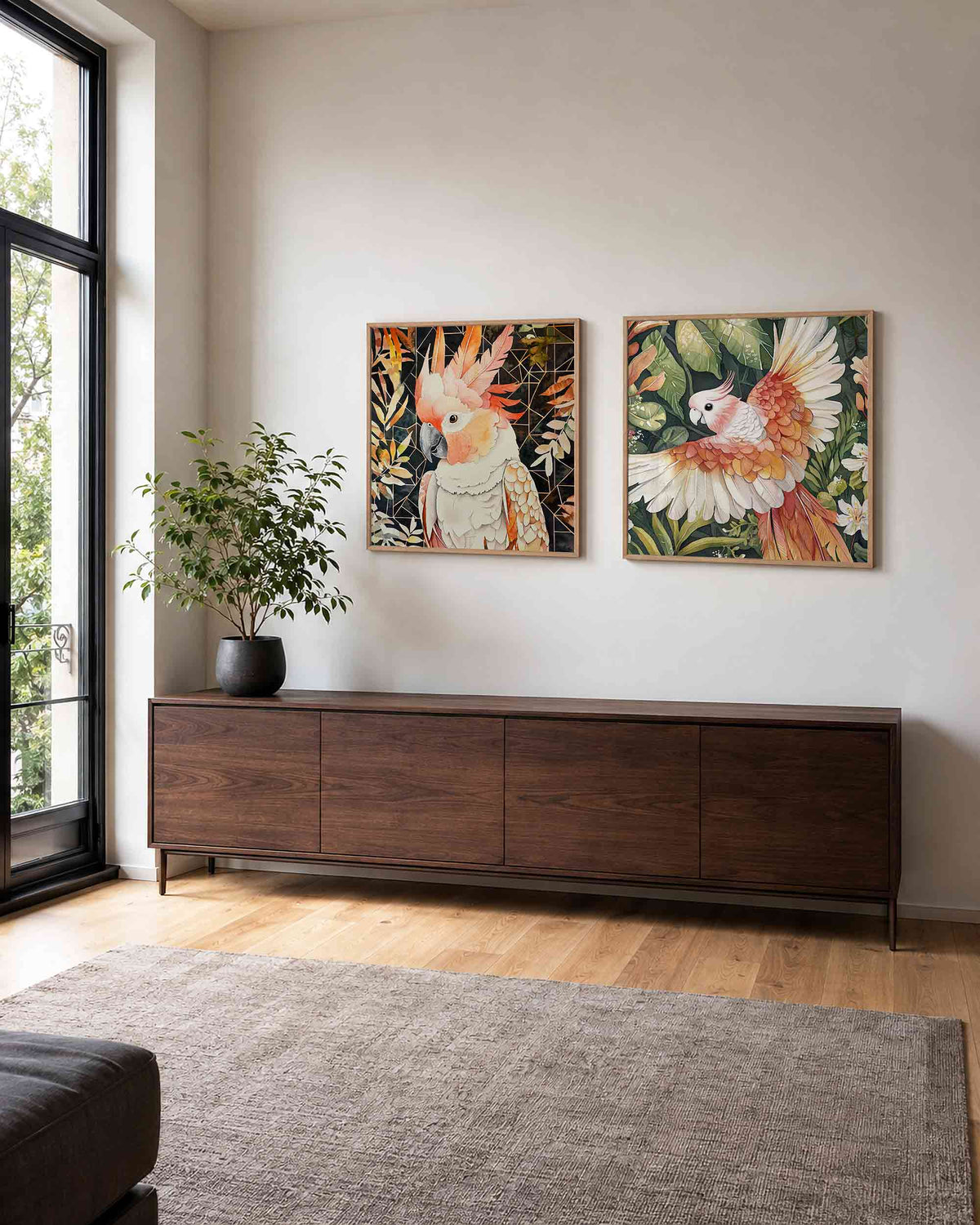 Interieurpresentatie van een tweedelige vierkante posterset met kaketoes in bladerdek