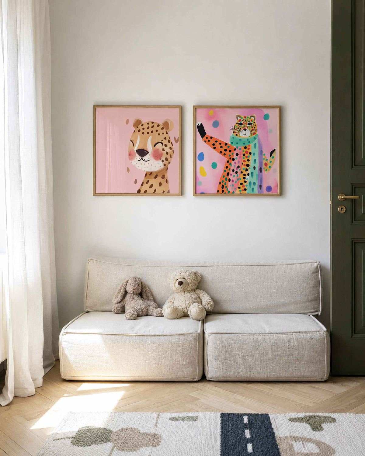 Interieurpresentatie van een tweedelige vierkante posterset met luipaard en kleurrijke kat