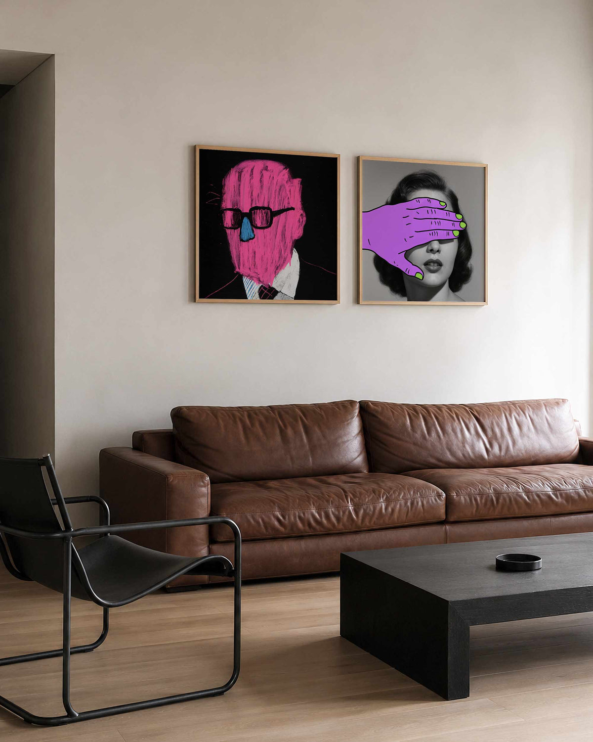 Interieurpresentatie van een tweedelige vierkante posterset met portretten met opvallende handen
