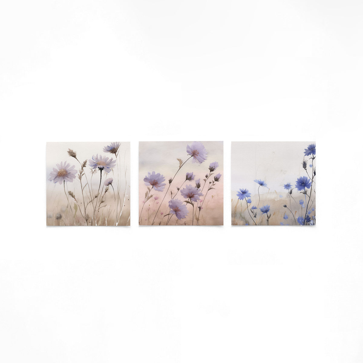 Drie vierkante posters met aquarelbloemen op een gebroken witte achtergrond