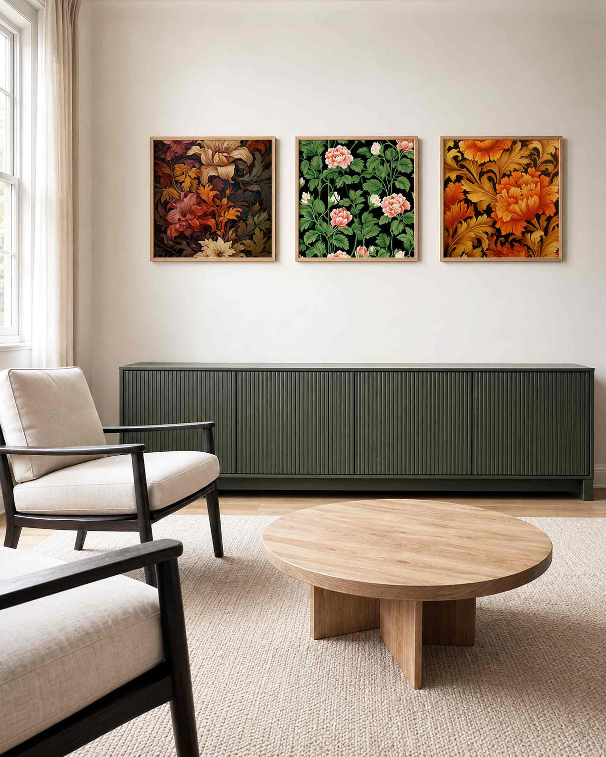 Interieurpresentatie van een driedelige vierkante posterset met kleurrijke bloemen
