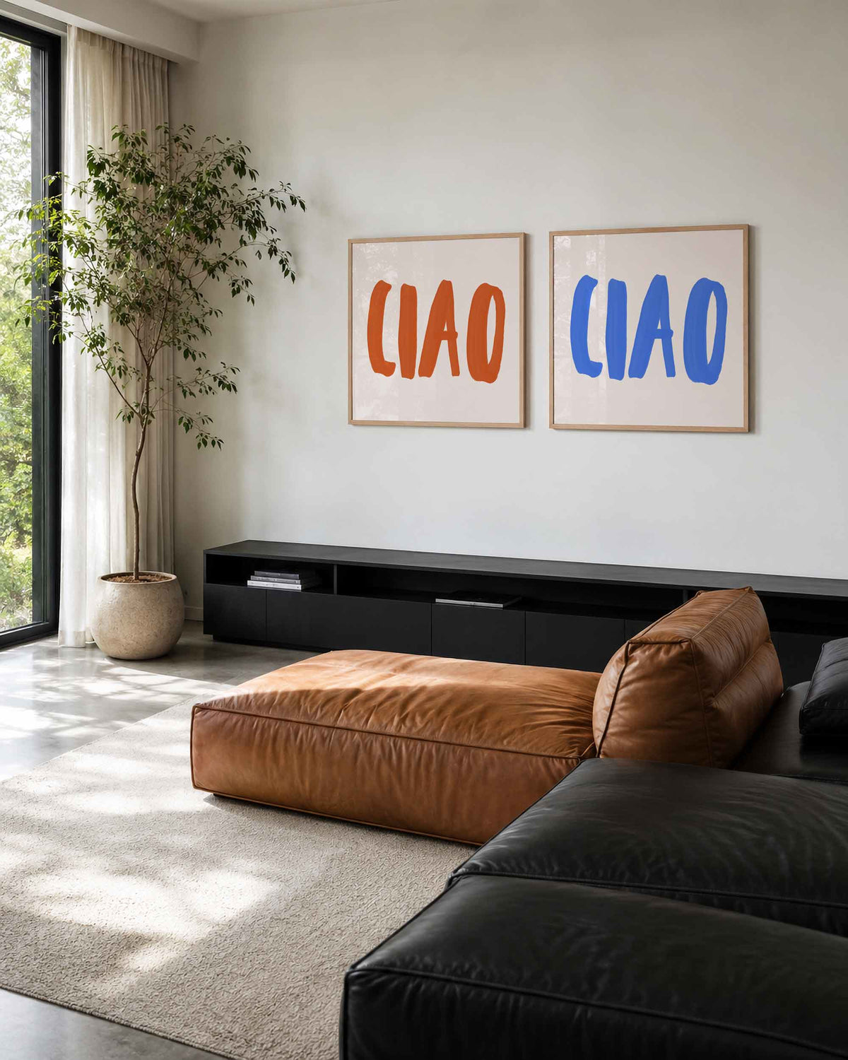 Interieurpresentatie van een tweedelige vierkante posterset met clap lettering