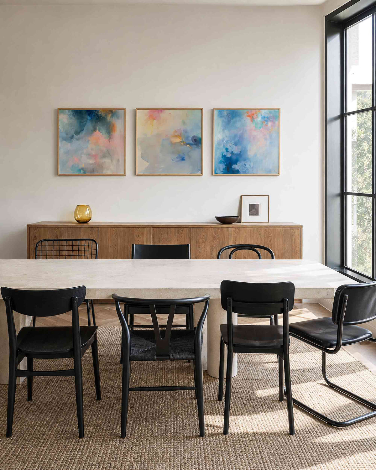Interieurpresentatie van een driedelige vierkante posterset met abstracte blauwe schilderingen
