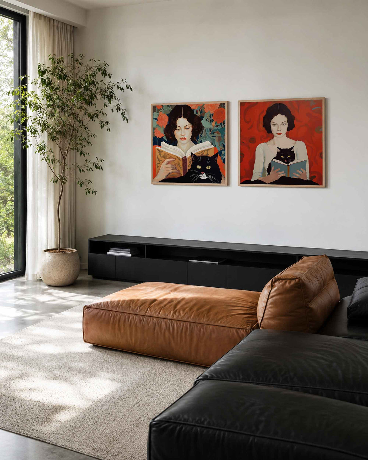 Interieurpresentatie van een tweedelige vierkante posterset met vrouw en kat