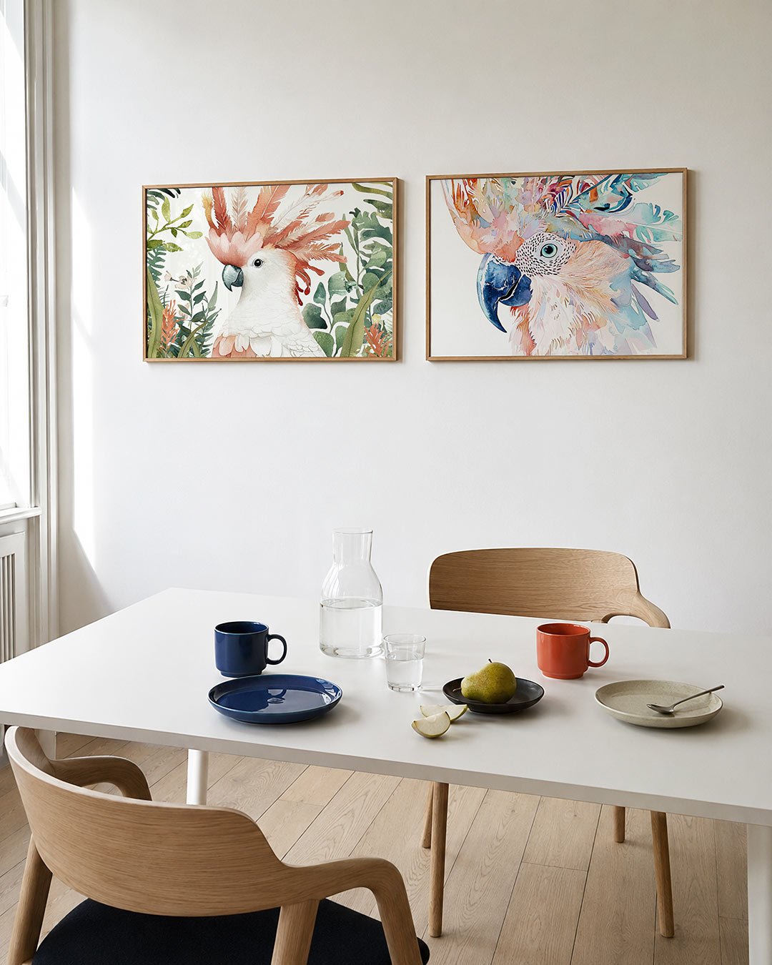 Tweedelige posterset met een kleurrijke vogel met een opvallende kuif van roze en oranje veren, getoond in een interieur