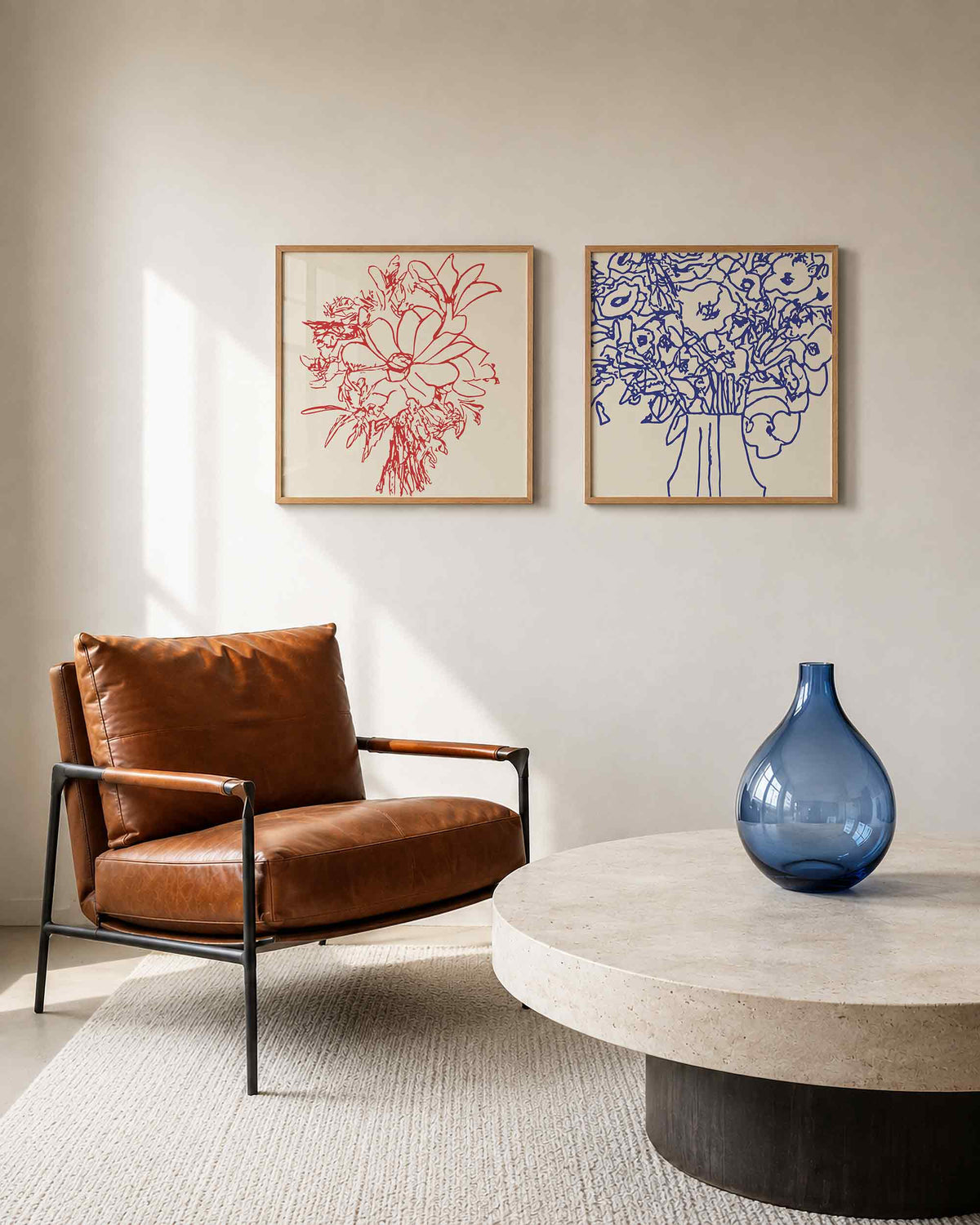 Interieurpresentatie van een tweedelige vierkante posterset met bloemenvaas