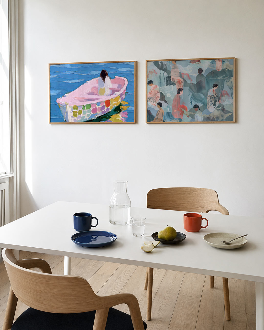 Twee liggende posters met een vrouw in een roze boot met kleurrijke patronen, aan de muur in een interieur