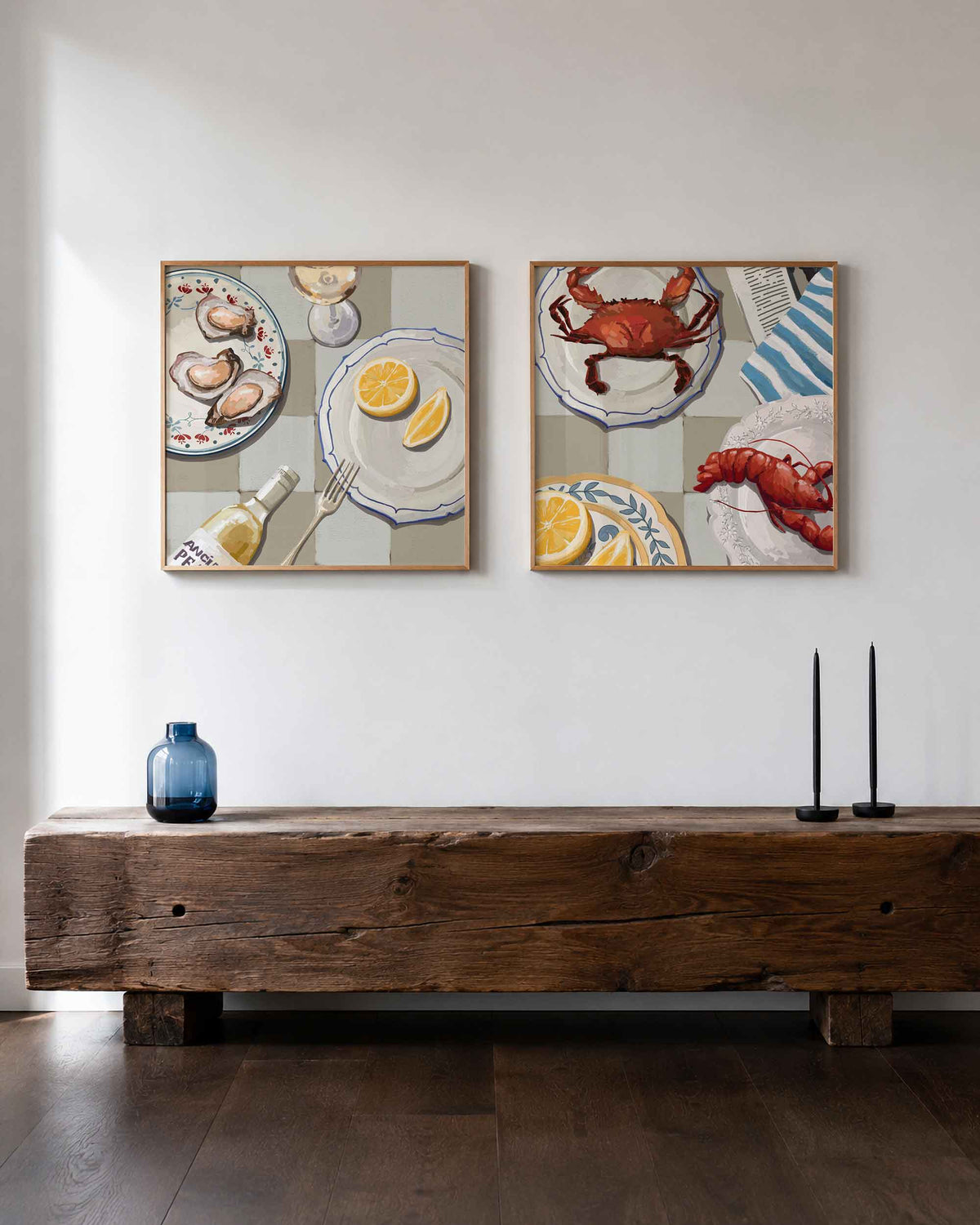 Interieurpresentatie van een tweedelige vierkante posterset met oesters, krab en kreeft
