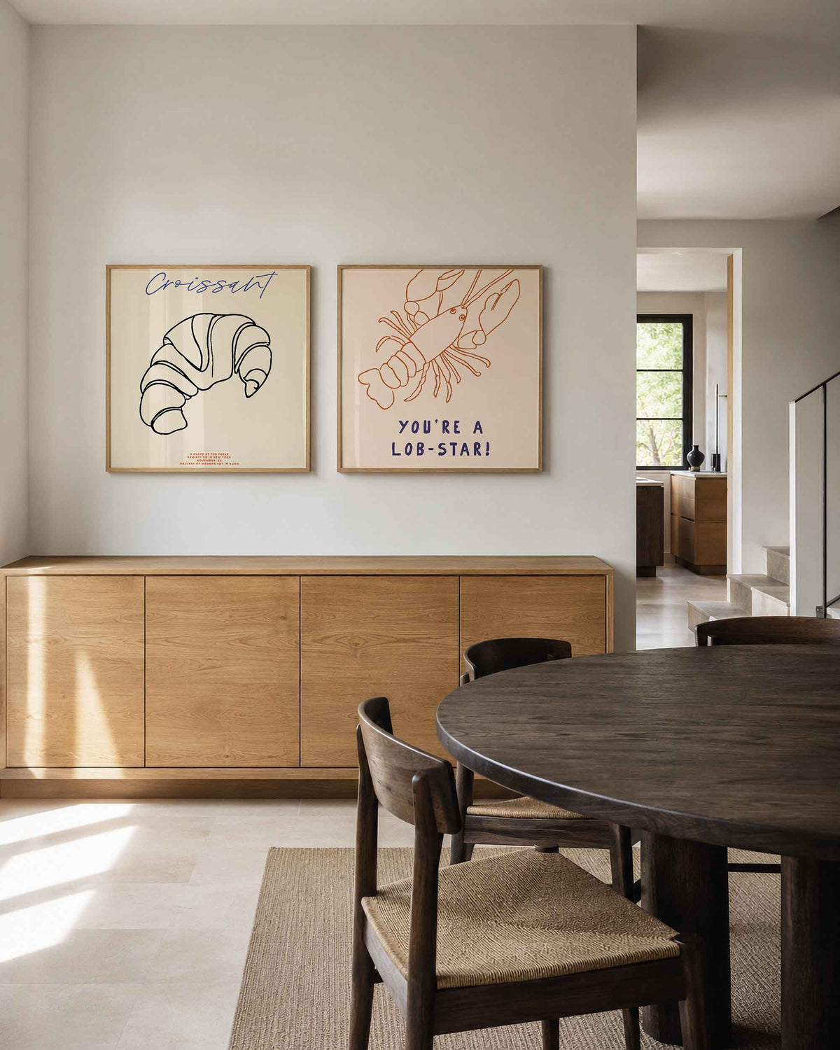 Interieurpresentatie van een tweedelige vierkante posterset met croissant en kreeft