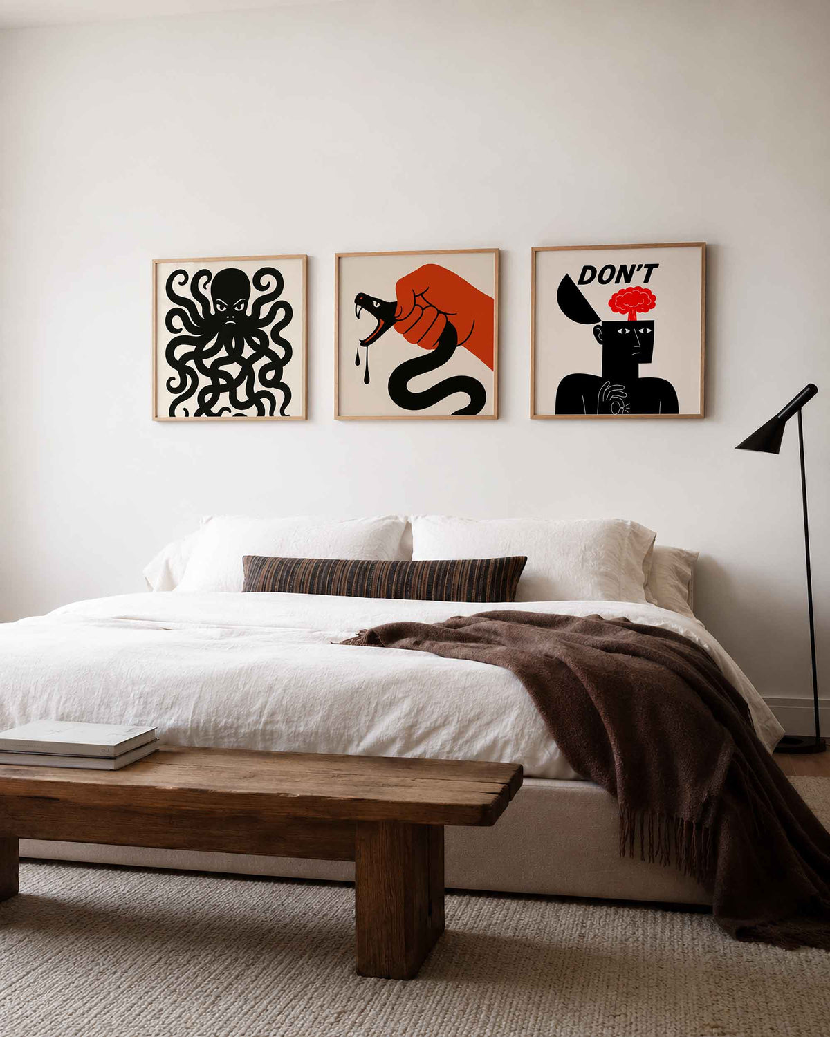 Interieurpresentatie van een driedelige vierkante posterset met zwarte figuren en rode boom