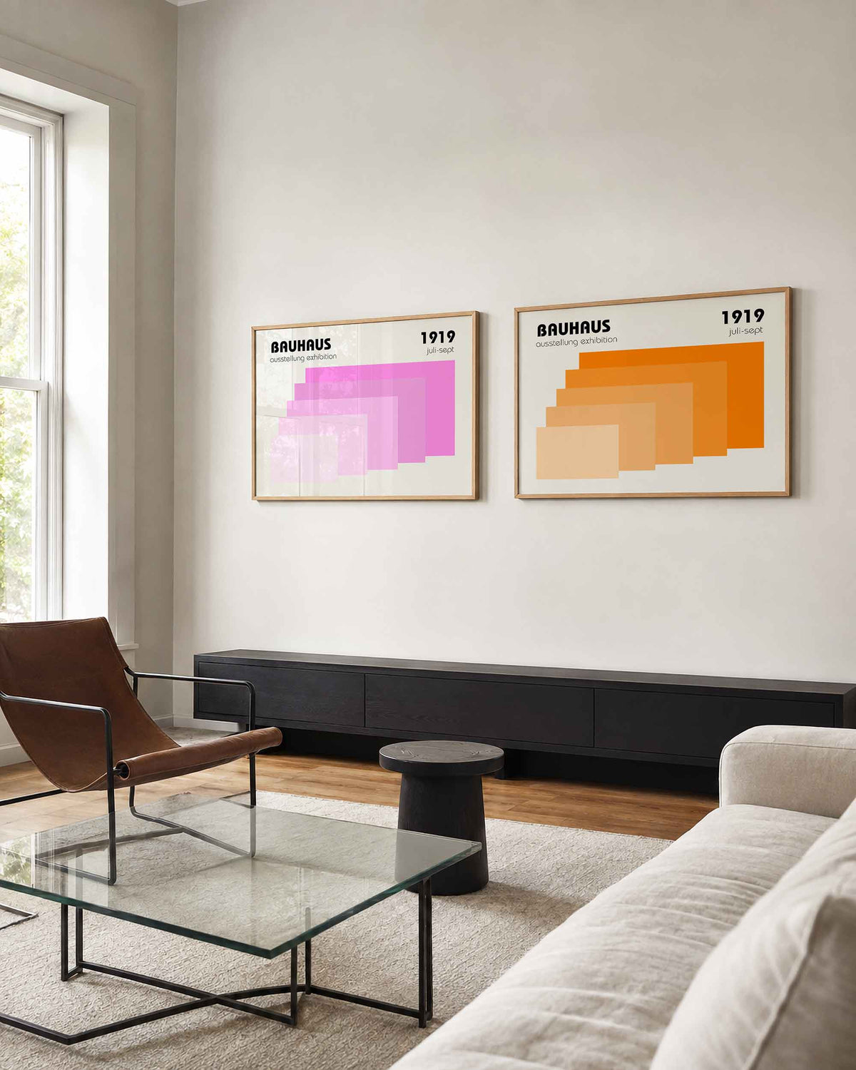 Interieurmockup van tweedelige landscape-posterset met roze en oranje vlakken