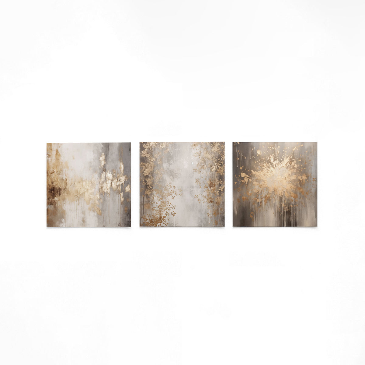 Drie vierkante posters met abstracte beige schilderingen op een gebroken witte achtergrond