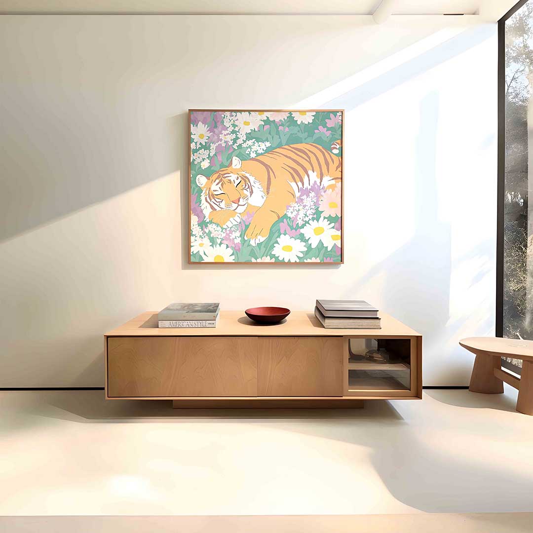 Slapende tijger tussen bloemen Poster