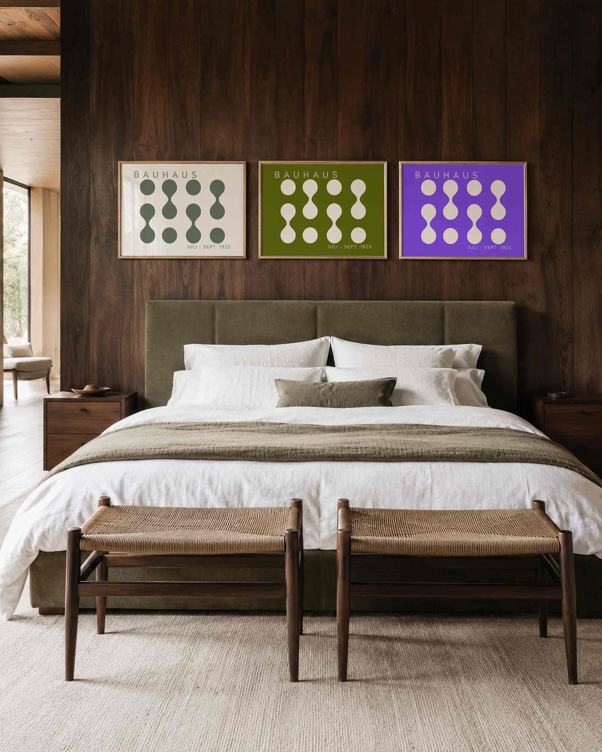 Interieurmockup van drieluik landscape-posterset met groene en paarse cirkelritmes