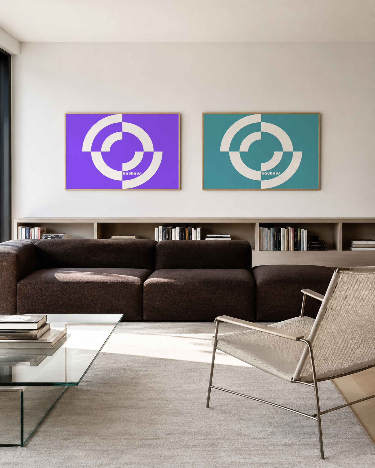 Interieurmockup van tweedelige landscape-posterset met witte cirkels op paars en turkoois