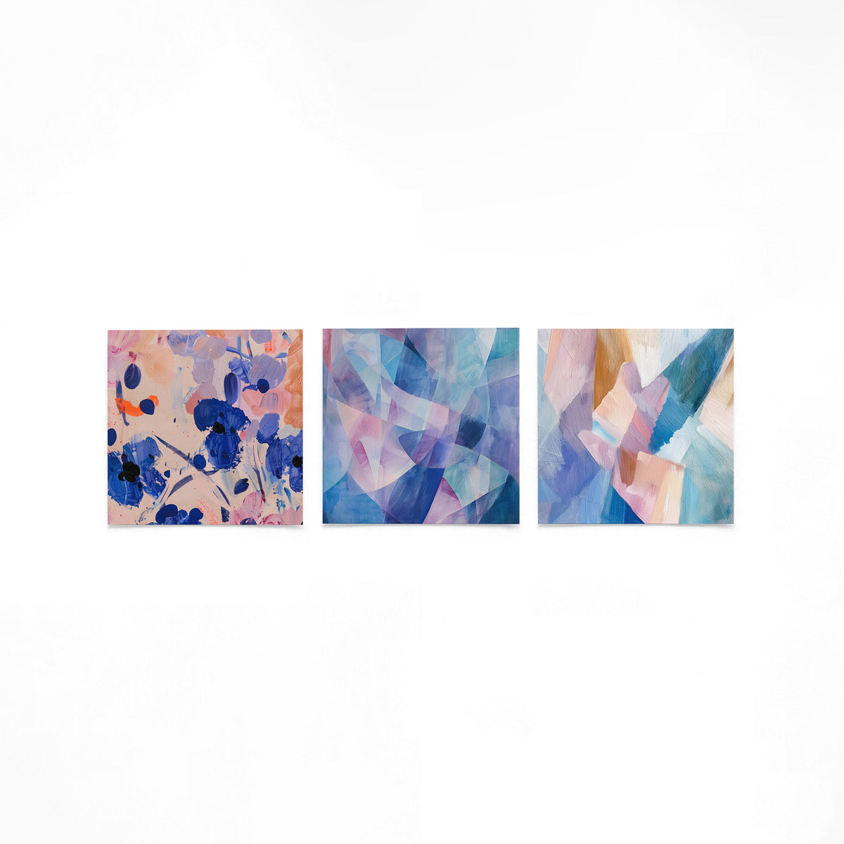 Drie vierkante posters met abstracte kleurencompositie op een gebroken witte achtergrond