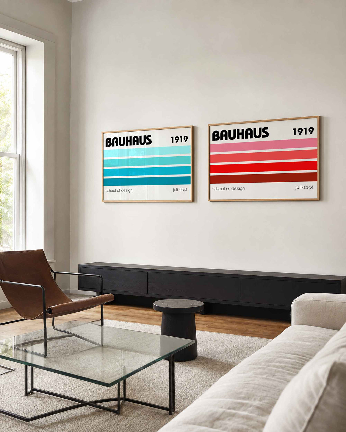 Interieurmockup van tweedelige landscape-posterset met turquoise en rode strepen