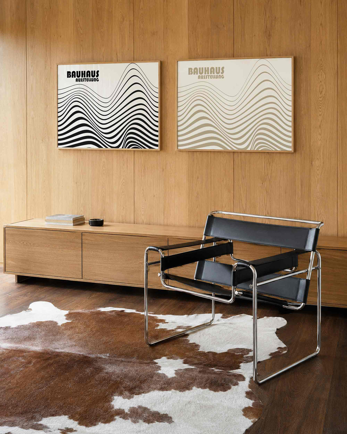 Interieurmockup van tweedelige landscape-posterset met golvende lijnen in zwart en beige