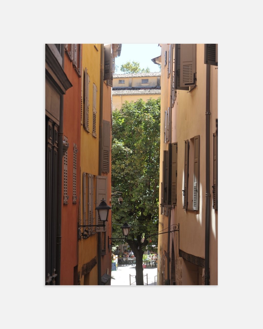 Smalle straat in Saint-Tropez Poster
