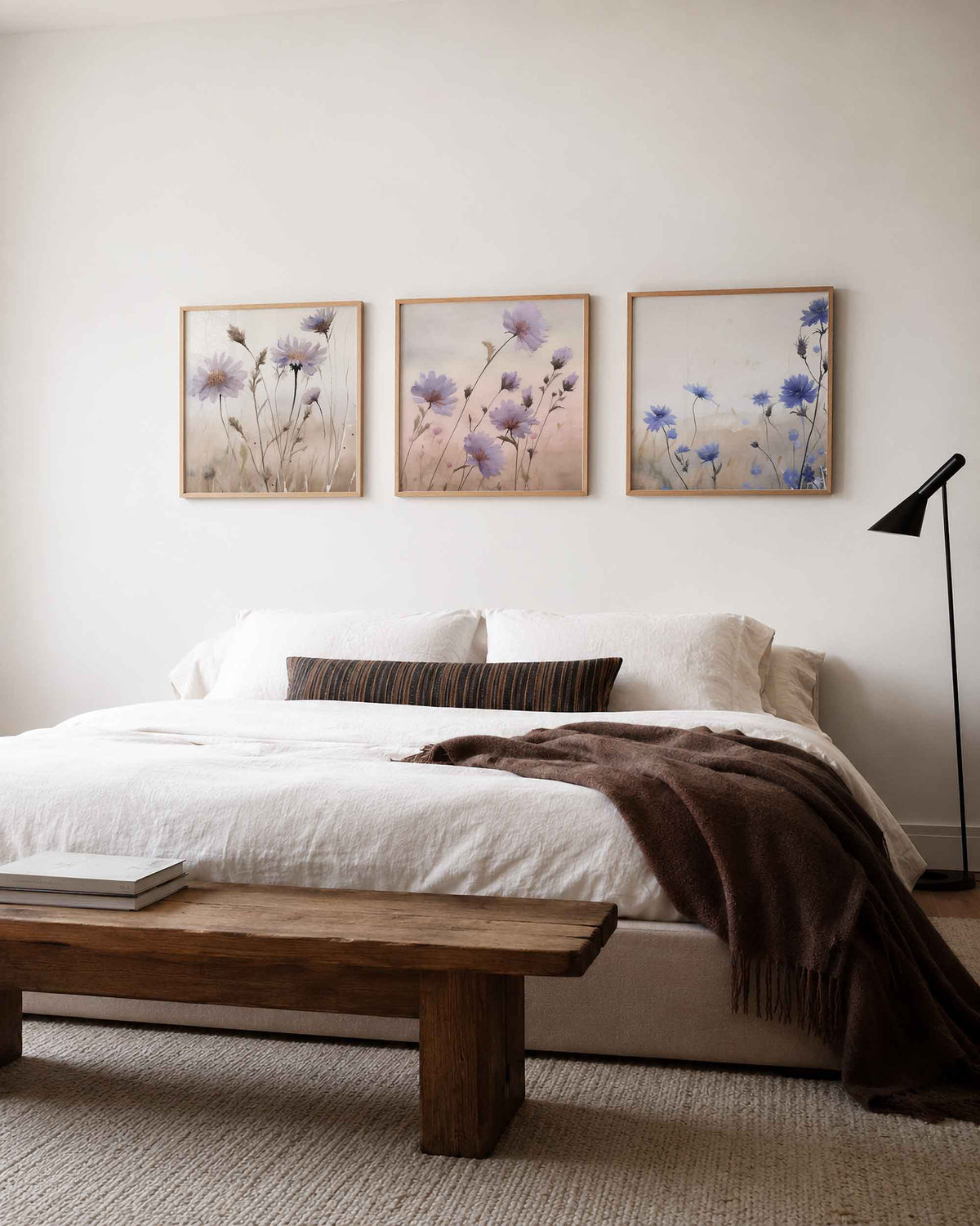 Interieurpresentatie van een driedelige vierkante posterset met aquarelbloemen