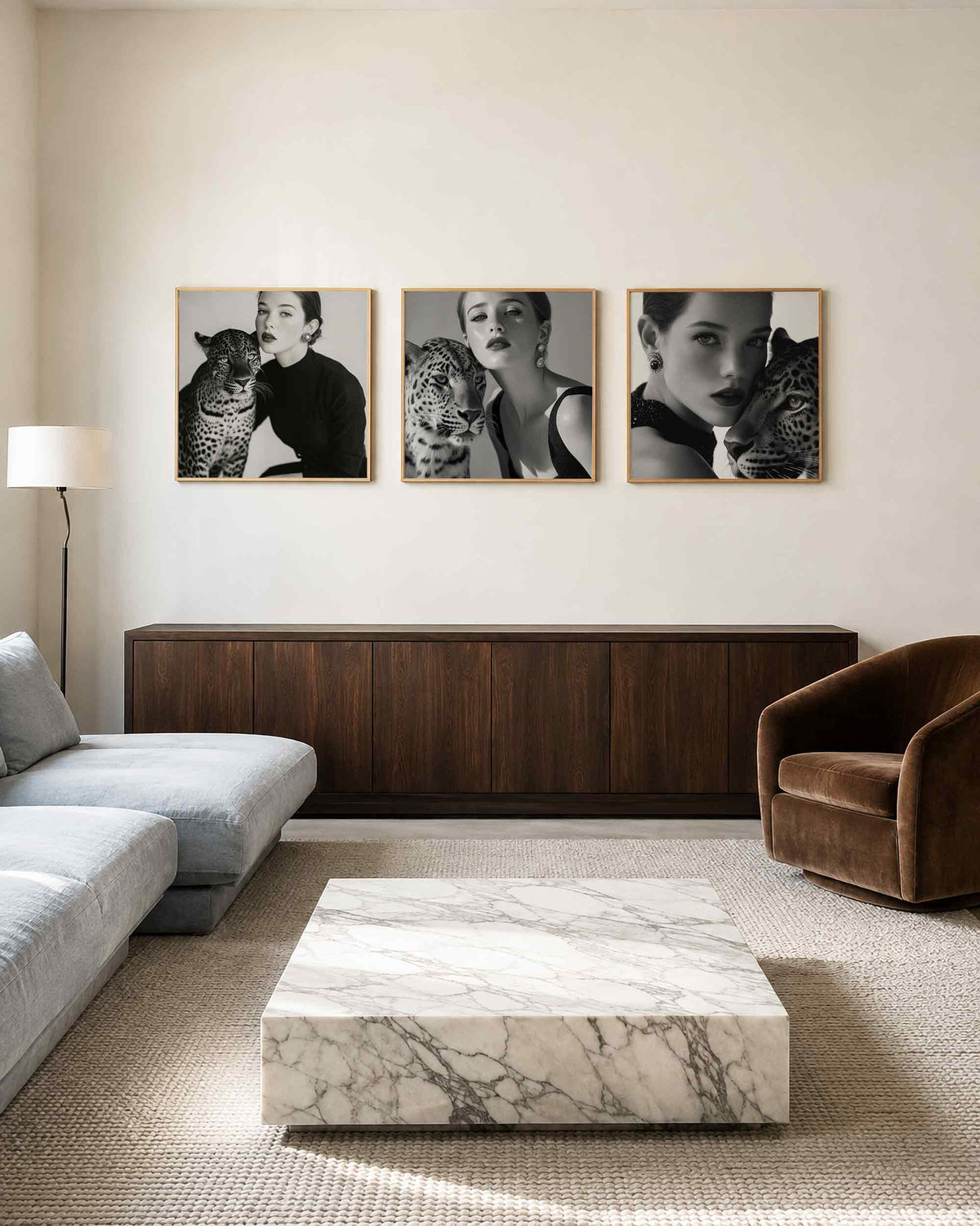 Interieurpresentatie van een driedelige vierkante posterset met vrouw en luipaard