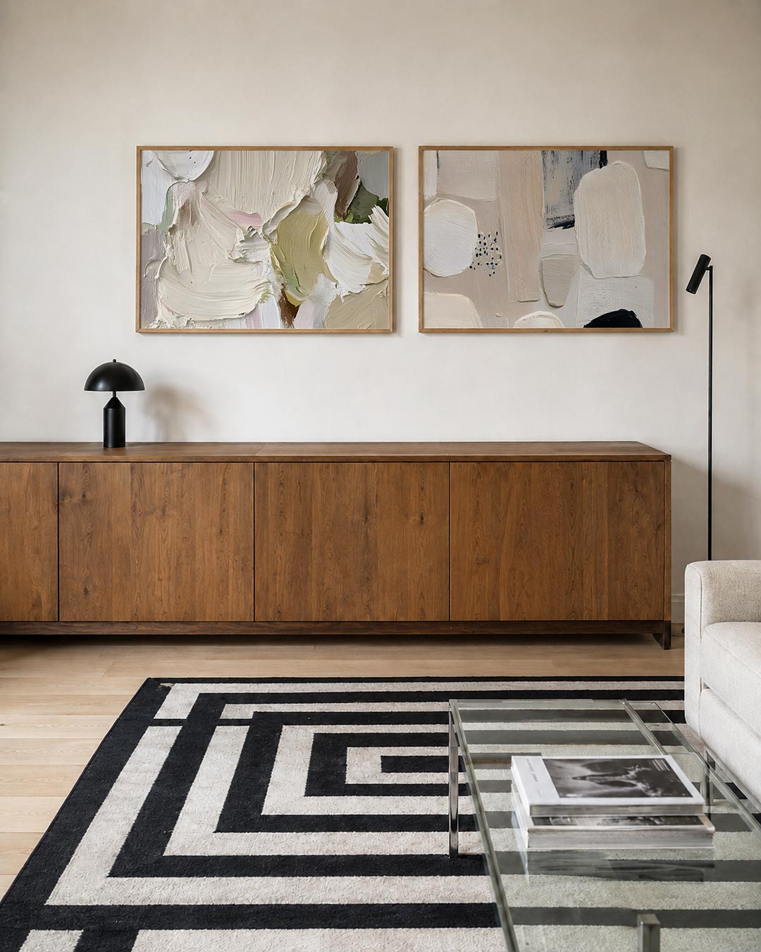 Twee liggende posters met dikke verfstreken in zachte tinten, aan de muur in een interieur
