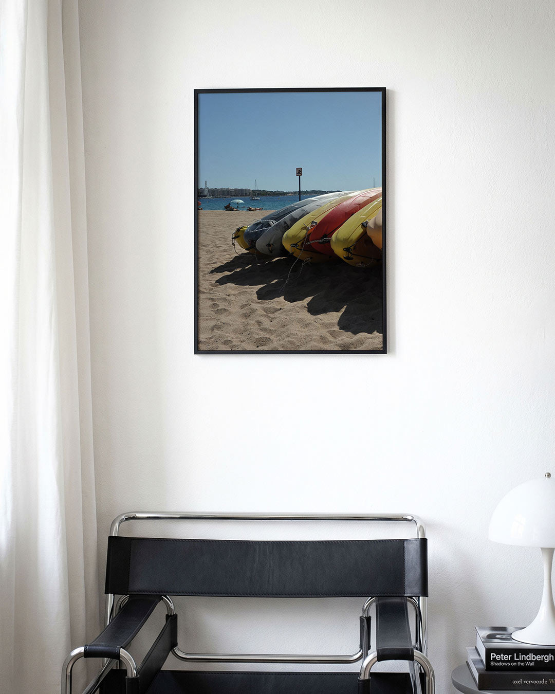 Kleurrijke kajaks op strand Poster