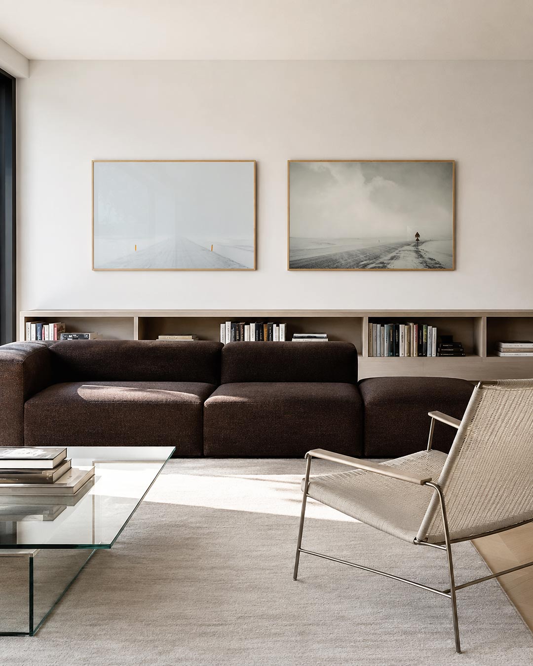 Interieur met liggend fotografisch tweeluik wegen in de sneeuw – Gerald Emming