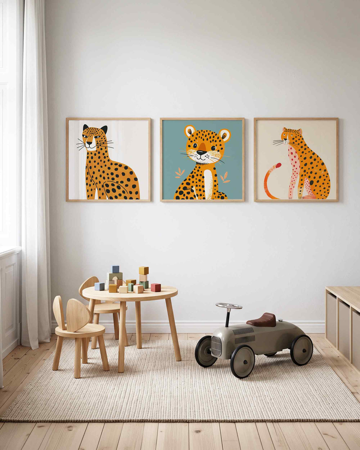 Interieurpresentatie van een driedelige vierkante posterset met gevlekte katachtigen