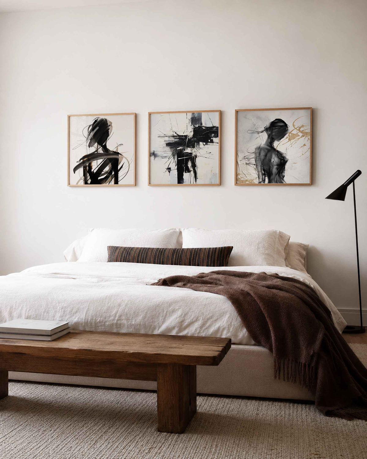 Interieurpresentatie van een driedelige vierkante posterset met abstracte zwart grijze kunst