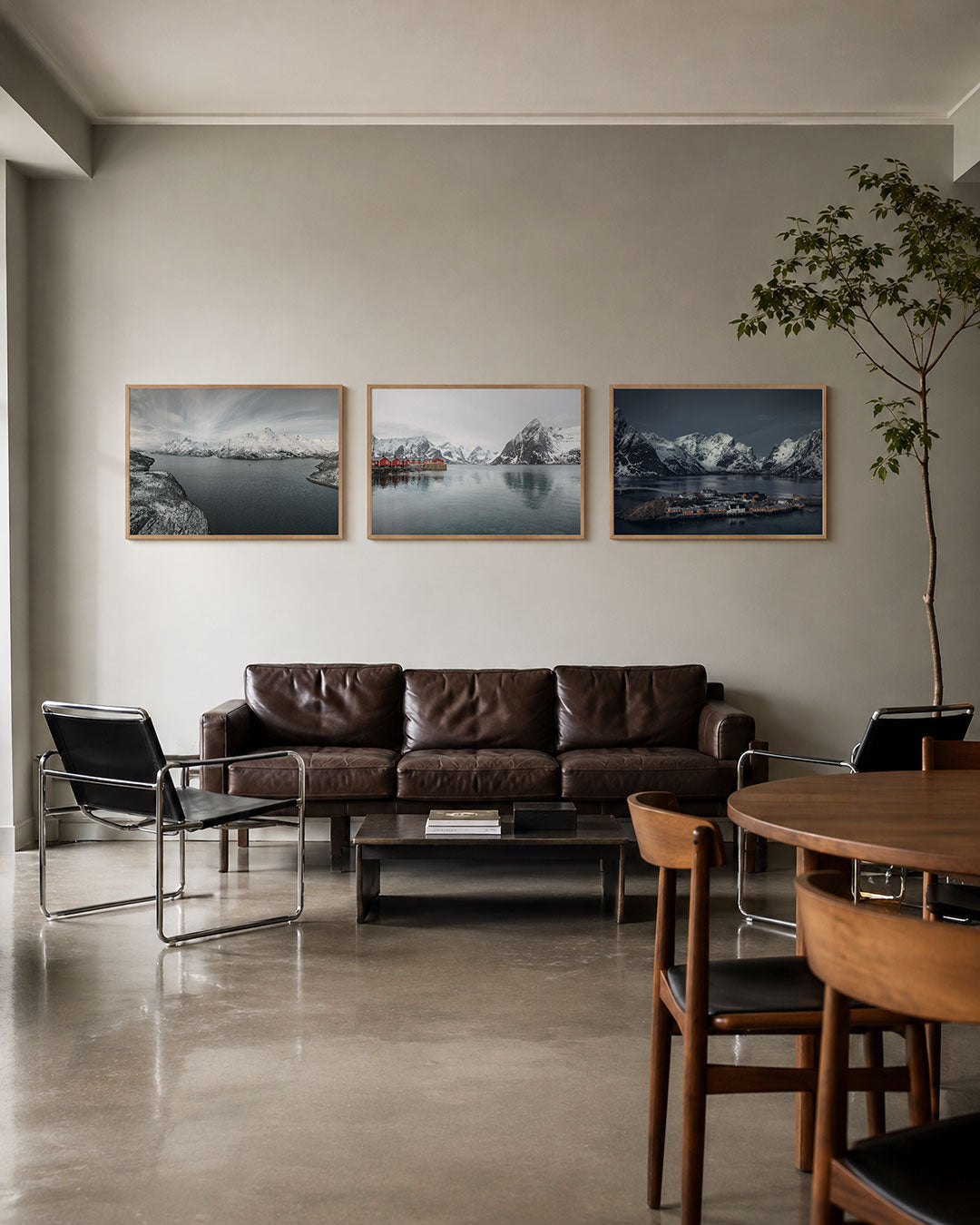 Interieur met liggend fotografisch drieluik stilte aan de fjord – Gerald Emming