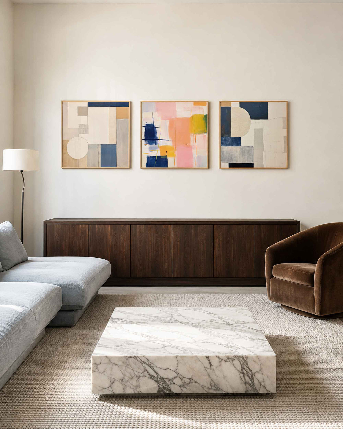 Interieurpresentatie van een driedelige vierkante posterset met abstracte vormen