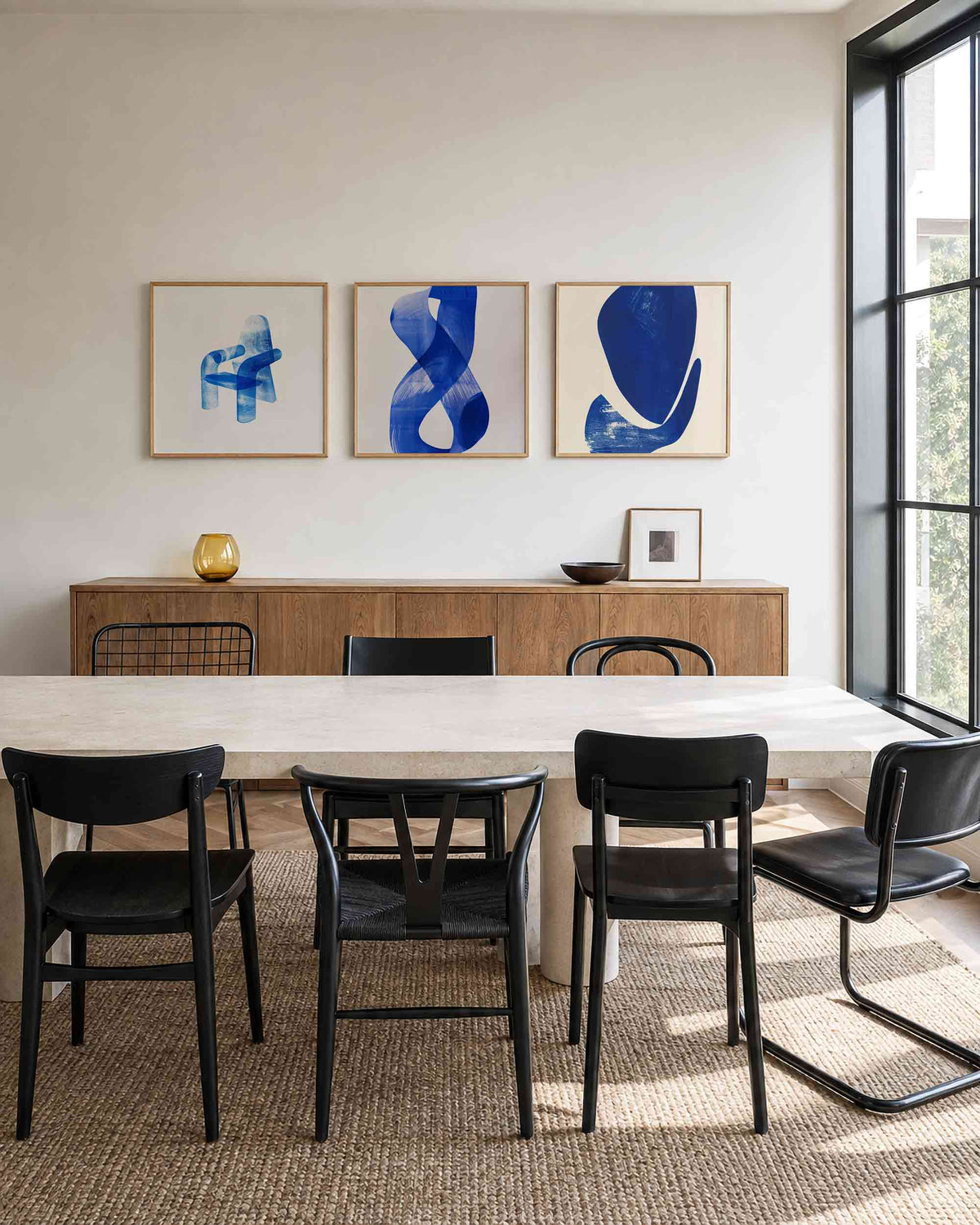 Interieurpresentatie van een driedelige vierkante posterset met blauwe abstracte vormen