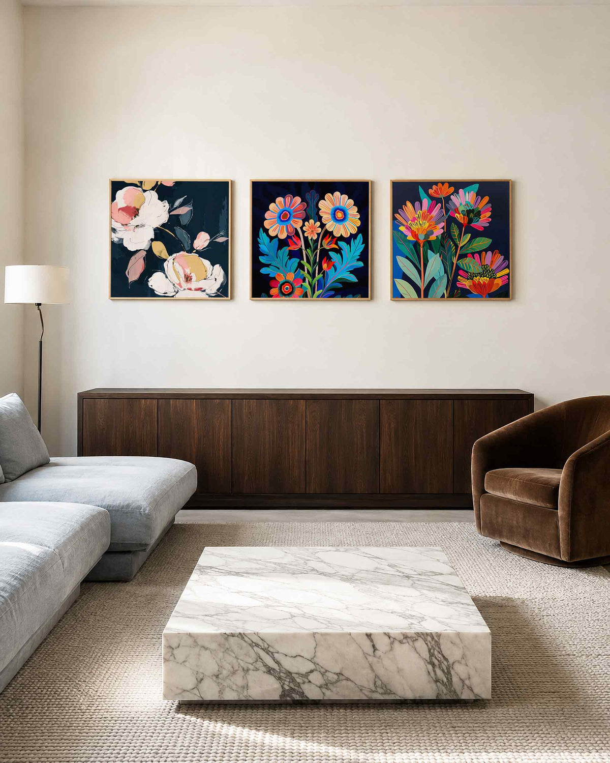 Interieurpresentatie van een driedelige vierkante posterset met kleurrijke bloemen