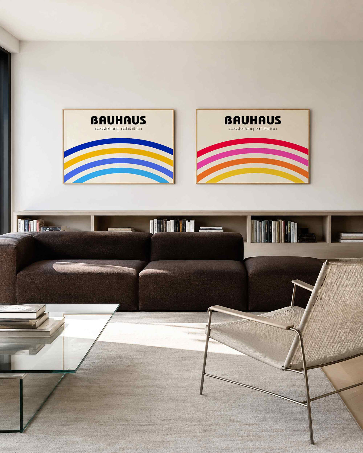 Interieurmockup van tweedelige landscape-posterset met kleurrijke gebogen banden
