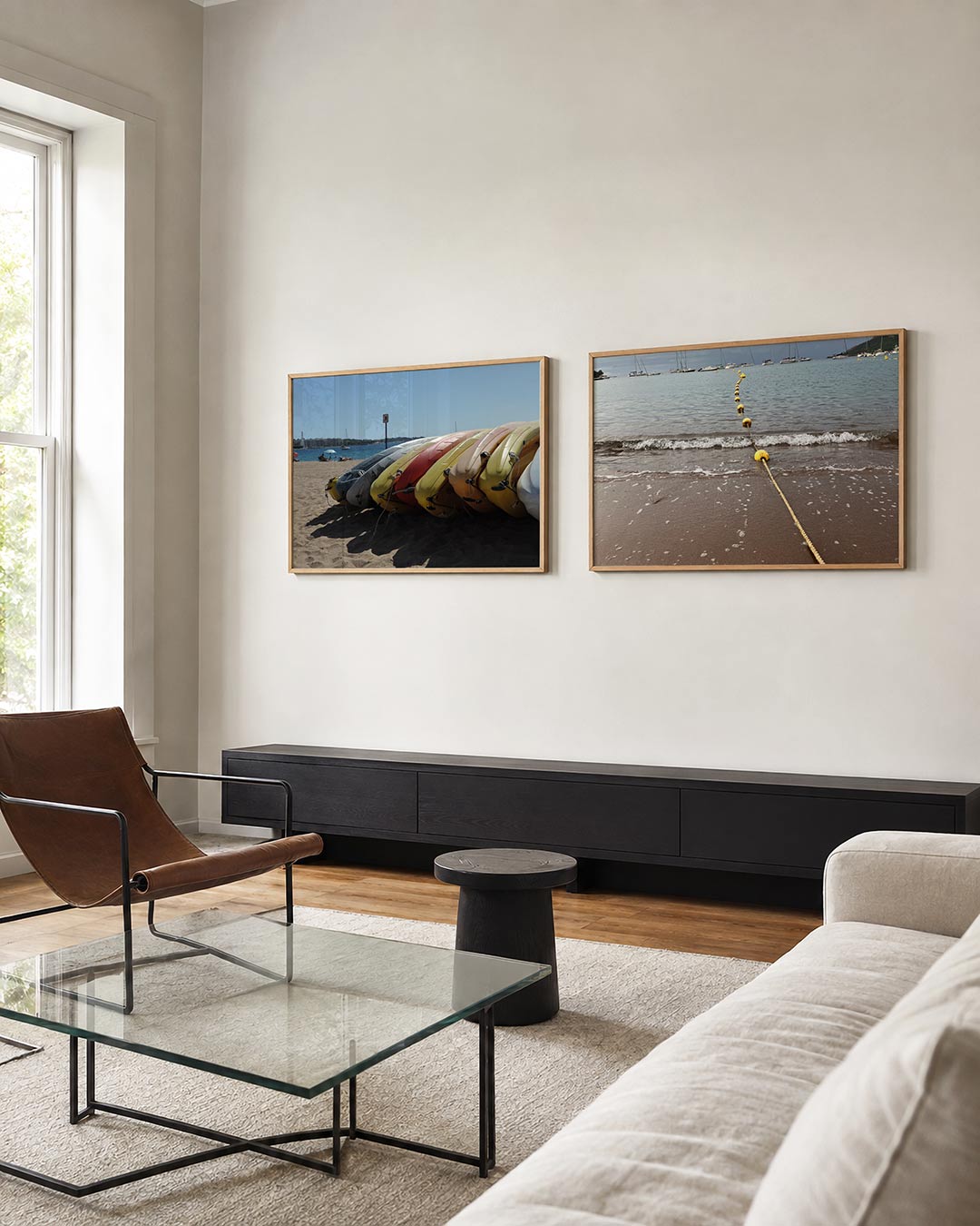 Interieur met liggend fotografisch tweeluik kustlijn in geel – Gerald Emming