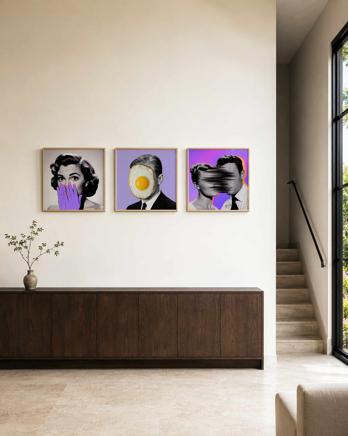 Interieurpresentatie van een driedelige vierkante posterset met surrealistische portretten