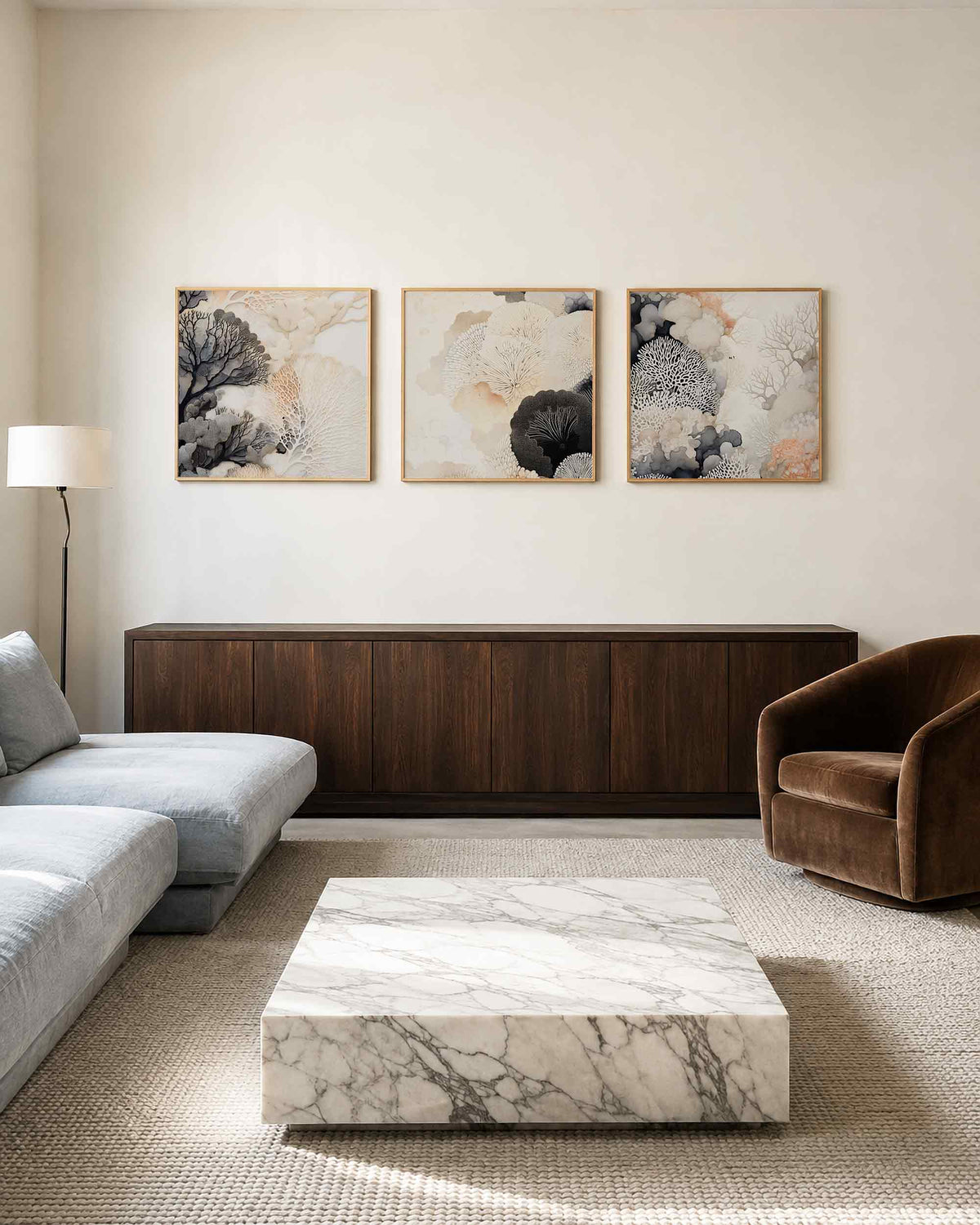 Interieurpresentatie van een driedelige vierkante posterset met abstracte koraalstructuren