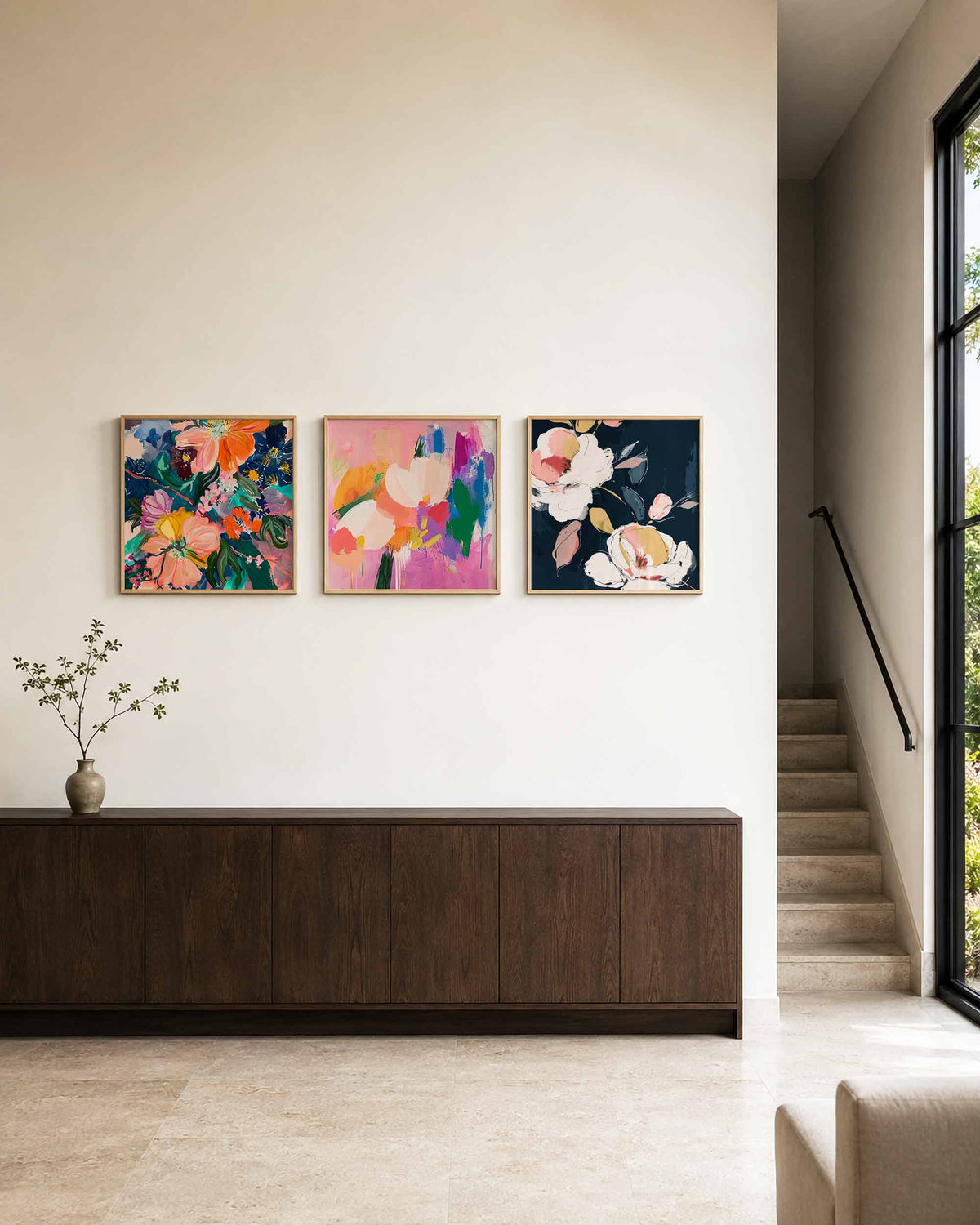 Interieurpresentatie van een driedelige vierkante posterset met kleurrijke bloemen