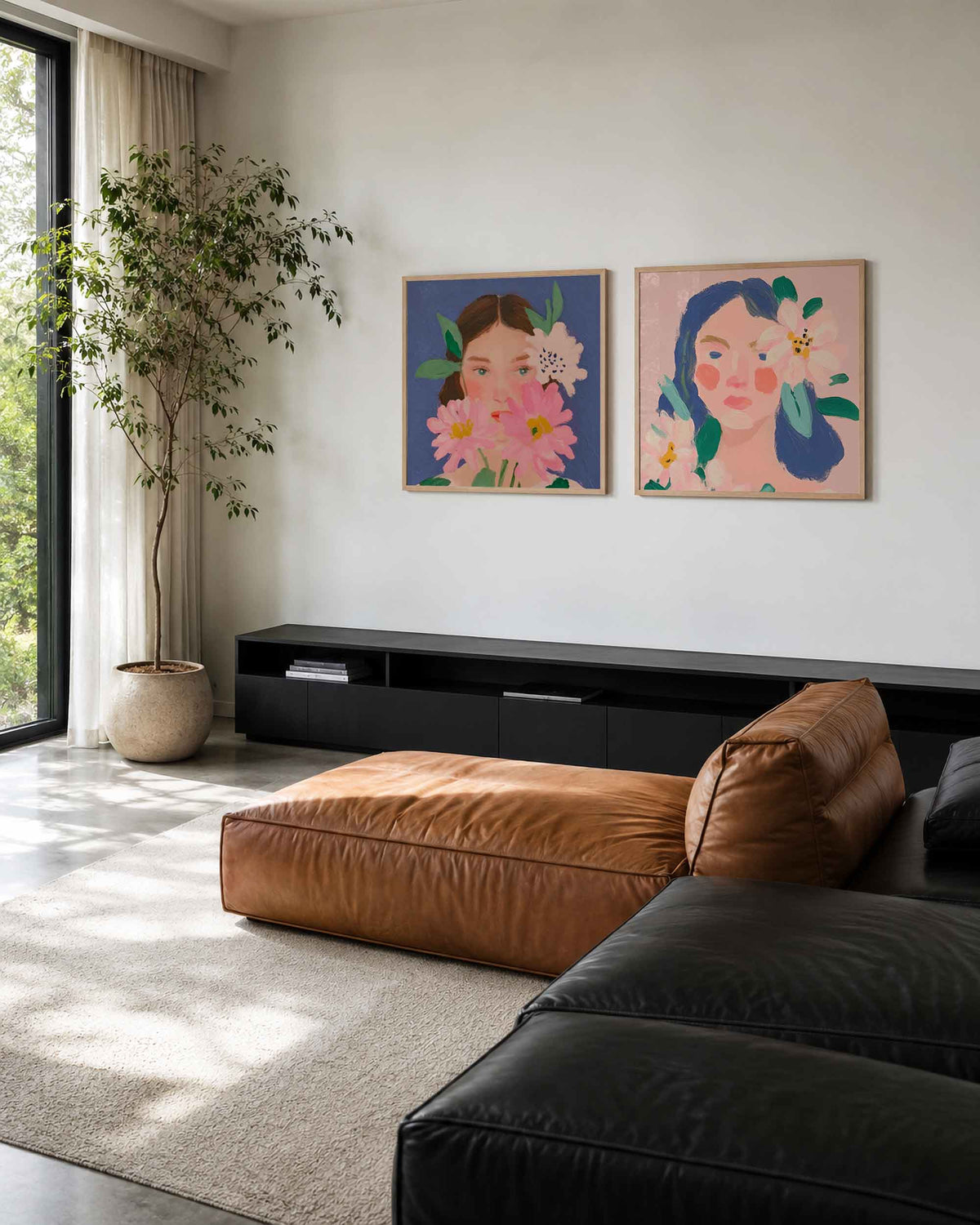 Interieurpresentatie van een tweedelige vierkante posterset met bloemenportretten