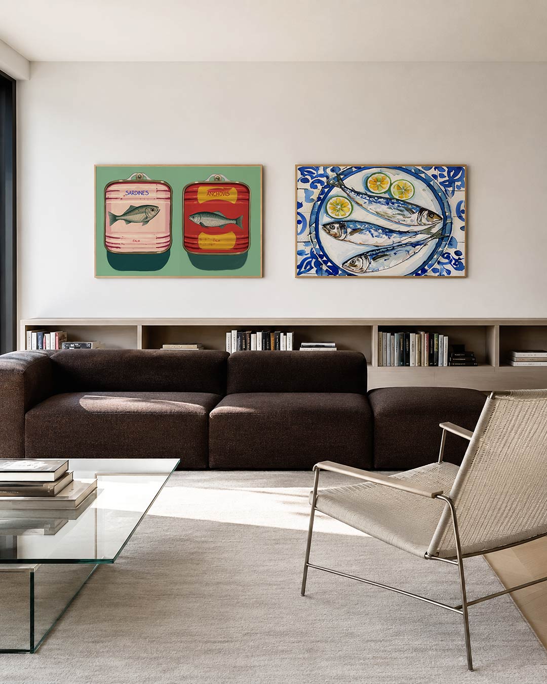 Twee liggende posters met kleurrijke illustraties van visblikken: een roze en een rode variant, aan de muur in een interieur