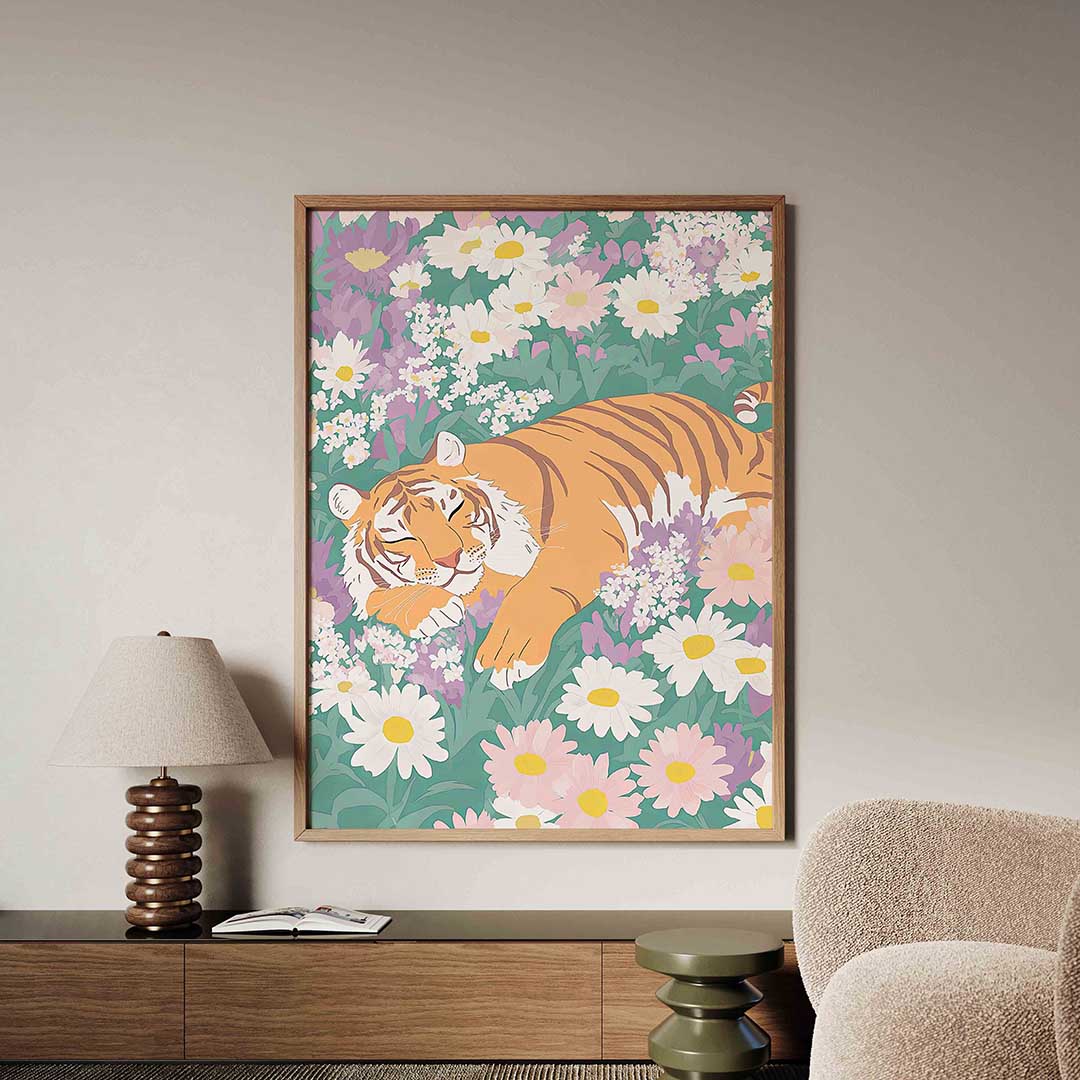 Slapende tijger tussen bloemen Poster