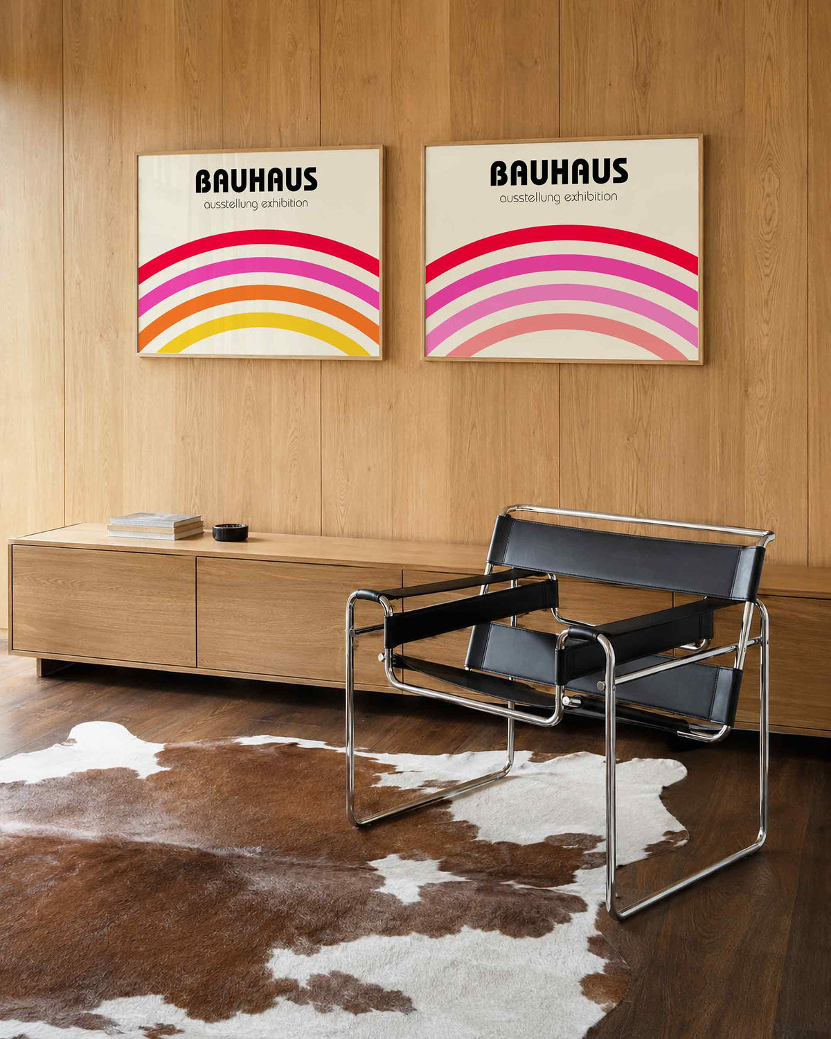 Interieurmockup van tweedelige landscape-posterset met kleurrijke regenboogbogen