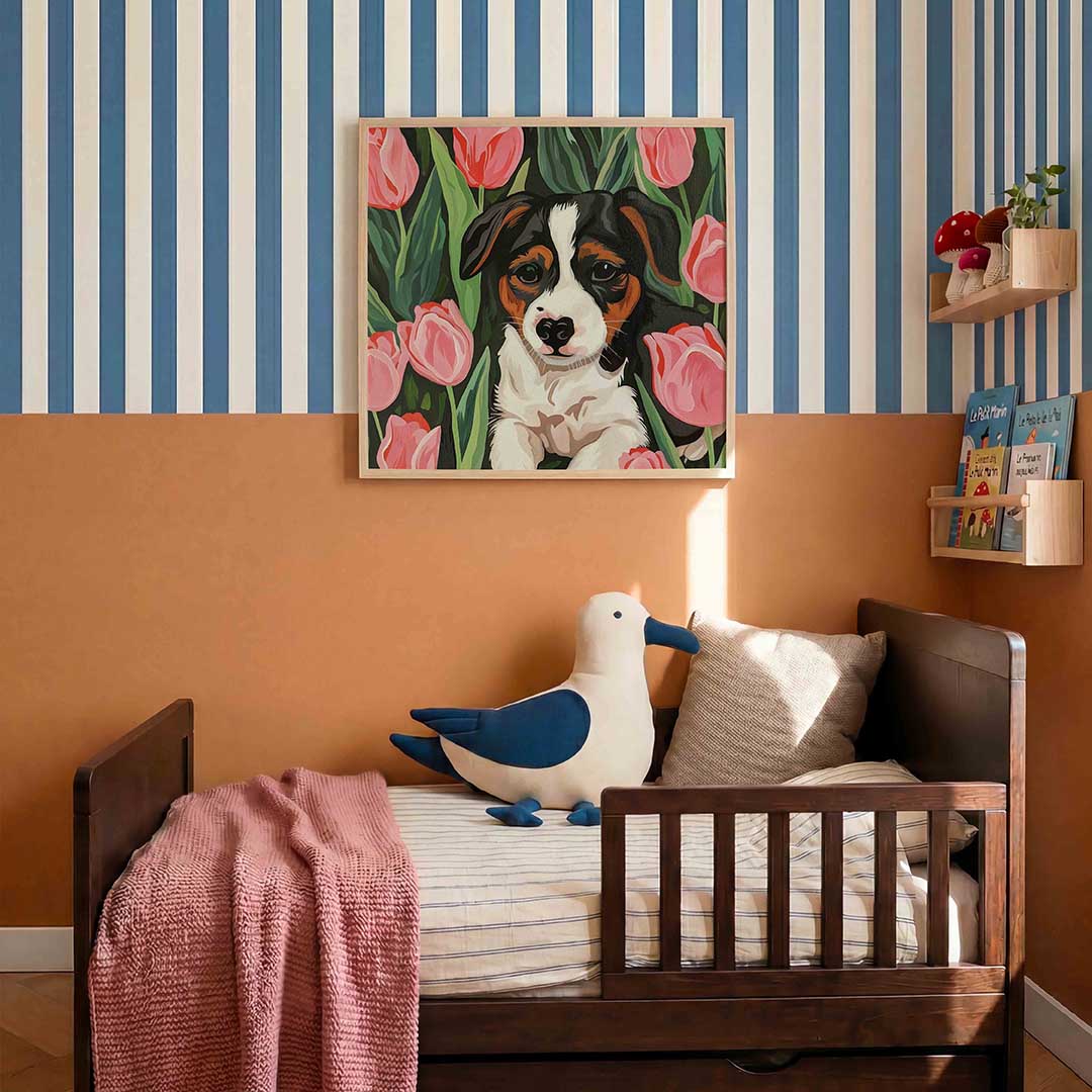 Hond tussen tulpen Poster