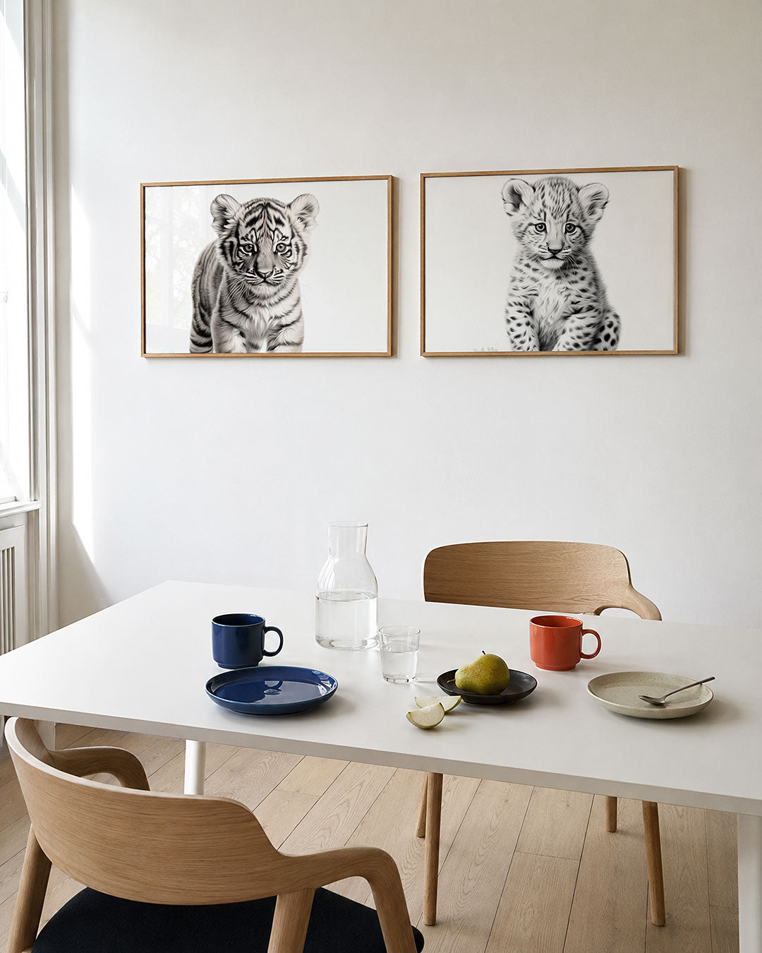 Tweedelige posterset met een schattige tijgerwelp met gedetailleerde strepen, getoond in een interieur