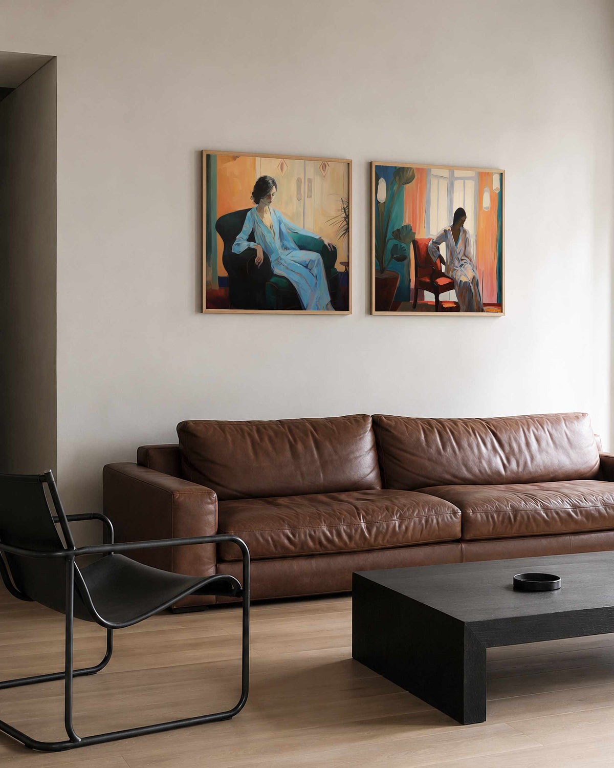 Interieurpresentatie van een tweedelige vierkante posterset met zittende vrouwen