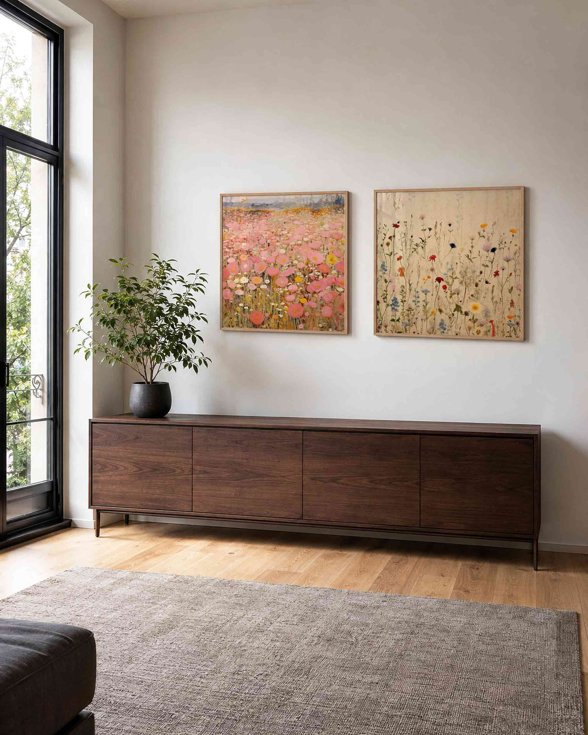 Interieurpresentatie van een tweedelige vierkante posterset met klaprozen en veldbloemen