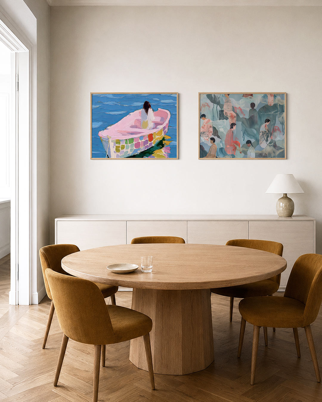 Tweedelige posterset met een vrouw in een roze boot met kleurrijke patronen, getoond in een interieur