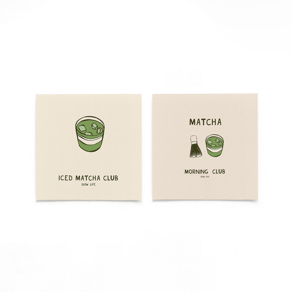 Twee vierkante posters met matcha kom op een gebroken witte achtergrond
